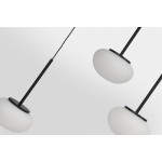 Czarna lampa wisząca Serenity z 12 źródłami LED, o mocy 84W. Ujęcie z góry, ukazujące trzy białe klosze w kształcie kulisty, zawieszone na cienkich czarnych linkach. Tło jasne, minimalistyczne, podkreślające elegancki design lampy.
