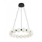 Lampa wisząca Perla z 15 kulistymi źródłami LED, o mocy 30W, w kolorze czarnym. Elementy szklane w białym kolorze, zawieszone na cienkich czarnych linkach. Prosty, nowoczesny design, idealna do różnych aranżacji wnętrz.