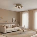 Lampa sufitowa Spoti Round w kolorze kaszmiru i złota z trzema ruchomymi reflektorami GU10. Zamontowana na suficie, w nowoczesnym wnętrzu, oświetla strefę wypoczynkową. Tło w odcieniach beżu z zasłonami i sofą.