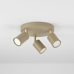 Lampa sufitowa Spoti Round z trzema reflektorami, w kolorze kaszmiru z złotymi akcentami. Reflektory mają okrągłe kształty i są zamocowane na okrągłej, płaskiej podstawie. Produkt montowany sufitowo, prezentowany na jednolitym tle.
