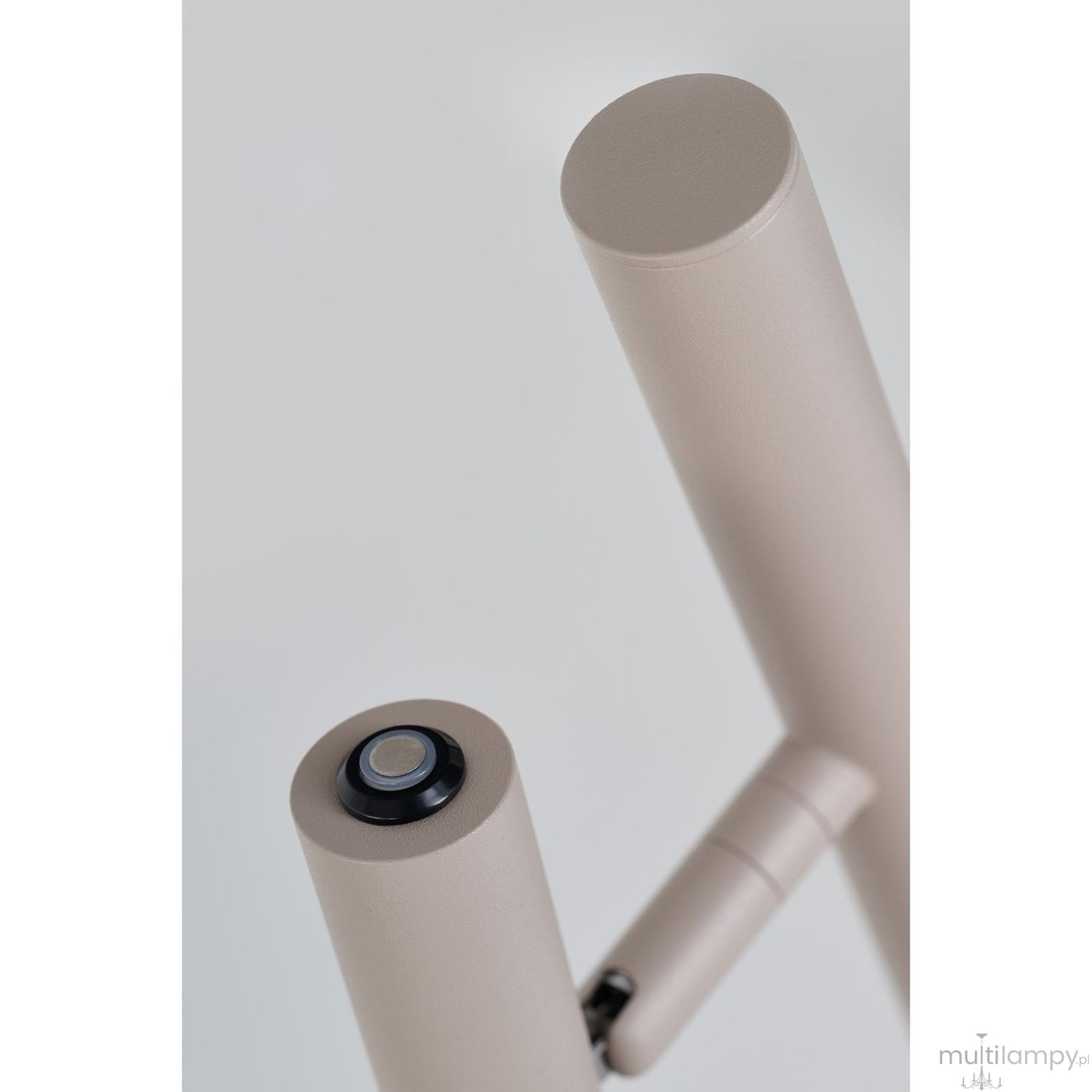 Beżowa lampa stołowa LED Trost AZ6802 z metalowym, matowym wykończeniem. Widoczne okrągłe przyciski na górze oraz elementy łączące, zapewniające regulację. Ujęcie z bliska, skupione na detalu konstrukcji.