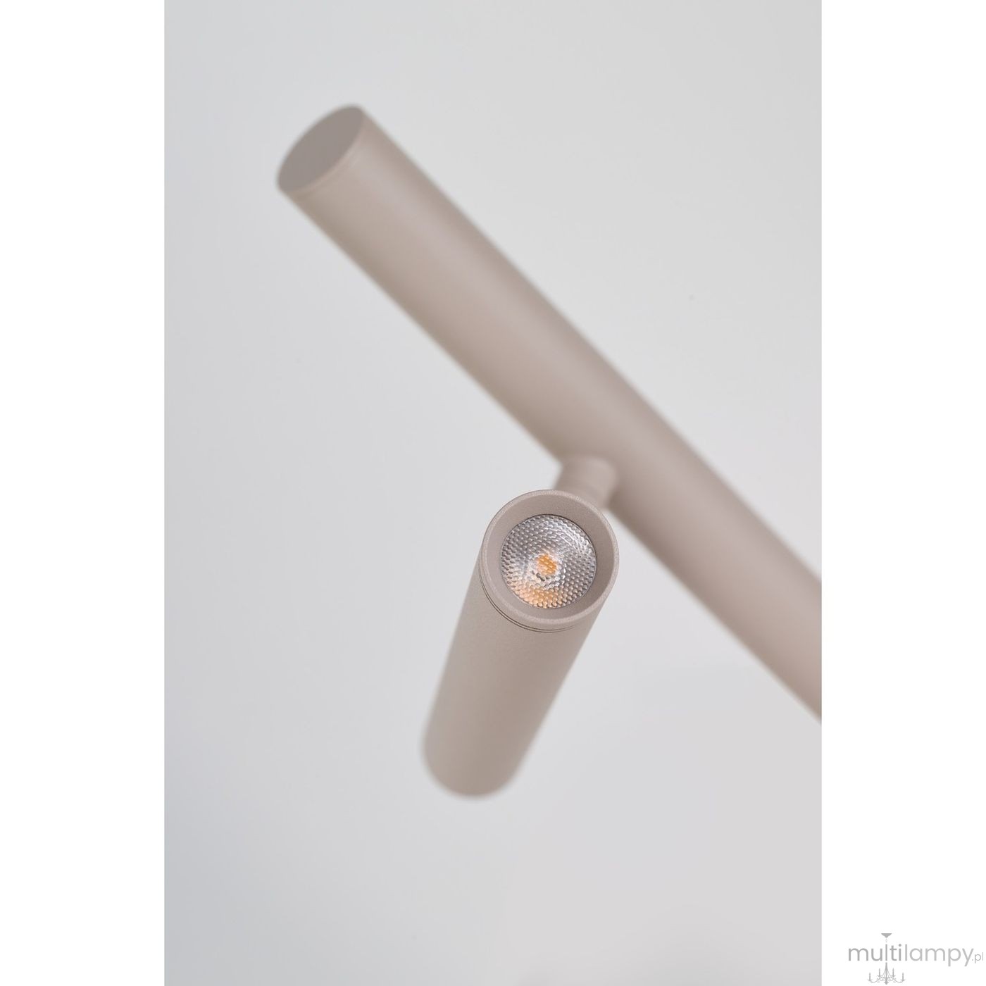 Beżowa lampa stołowa LED Trost o mocy 4,5W, z prostą, cylindryczną podstawą i okrągłym kloszem, emitującym ciepłe światło. Ujęcie z góry, ukazujące detale konstrukcji oraz fakturę materiału.