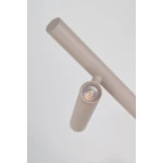 Beżowa lampa stołowa LED Trost o mocy 4,5W, z prostą, cylindryczną podstawą i okrągłym kloszem, emitującym ciepłe światło. Ujęcie z góry, ukazujące detale konstrukcji oraz fakturę materiału.