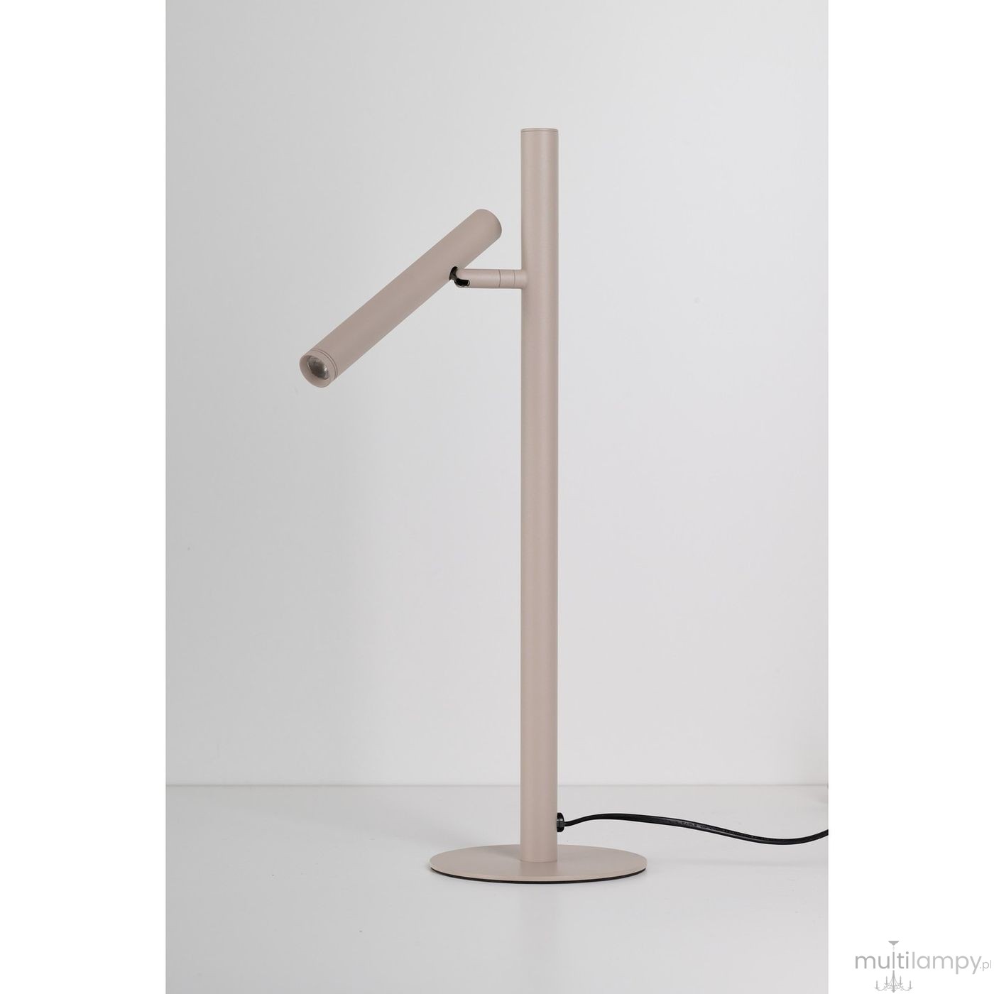 Beżowa lampa stołowa LED Trost, moc 4,5W, z prostą, okrągłą podstawą i regulowanym ramieniem w formie cylindrycznej oprawy. Produkt ustawiony na białym tle, widoczny z boku.