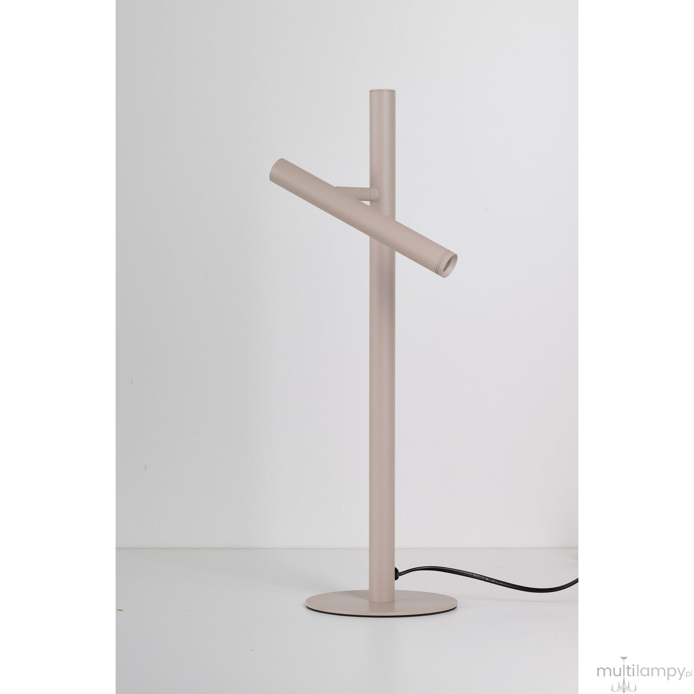 Beżowa lampa stołowa LED Trost AZ6802 o minimalistycznym designie, z prostym, okrągłym stalowym podstawą i dwoma poziomymi ramionami. Produkt stoi na płaskiej powierzchni, z widocznym czarnym kablem zasilającym.