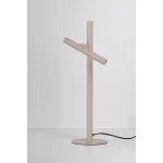Beżowa lampa stołowa LED Trost AZ6802 o minimalistycznym designie, z prostym, okrągłym stalowym podstawą i dwoma poziomymi ramionami. Produkt stoi na płaskiej powierzchni, z widocznym czarnym kablem zasilającym.