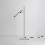 Lampa stołowa LED Trost, moc 4,5W, w kolorze białym. Posiada smukły, cylindryczny klosz montowany na stalowym, prostym stelażu z okrągłą podstawą. Ujęcie z boku, na jednolitym jasnym tle, widoczny kabel zasilający.