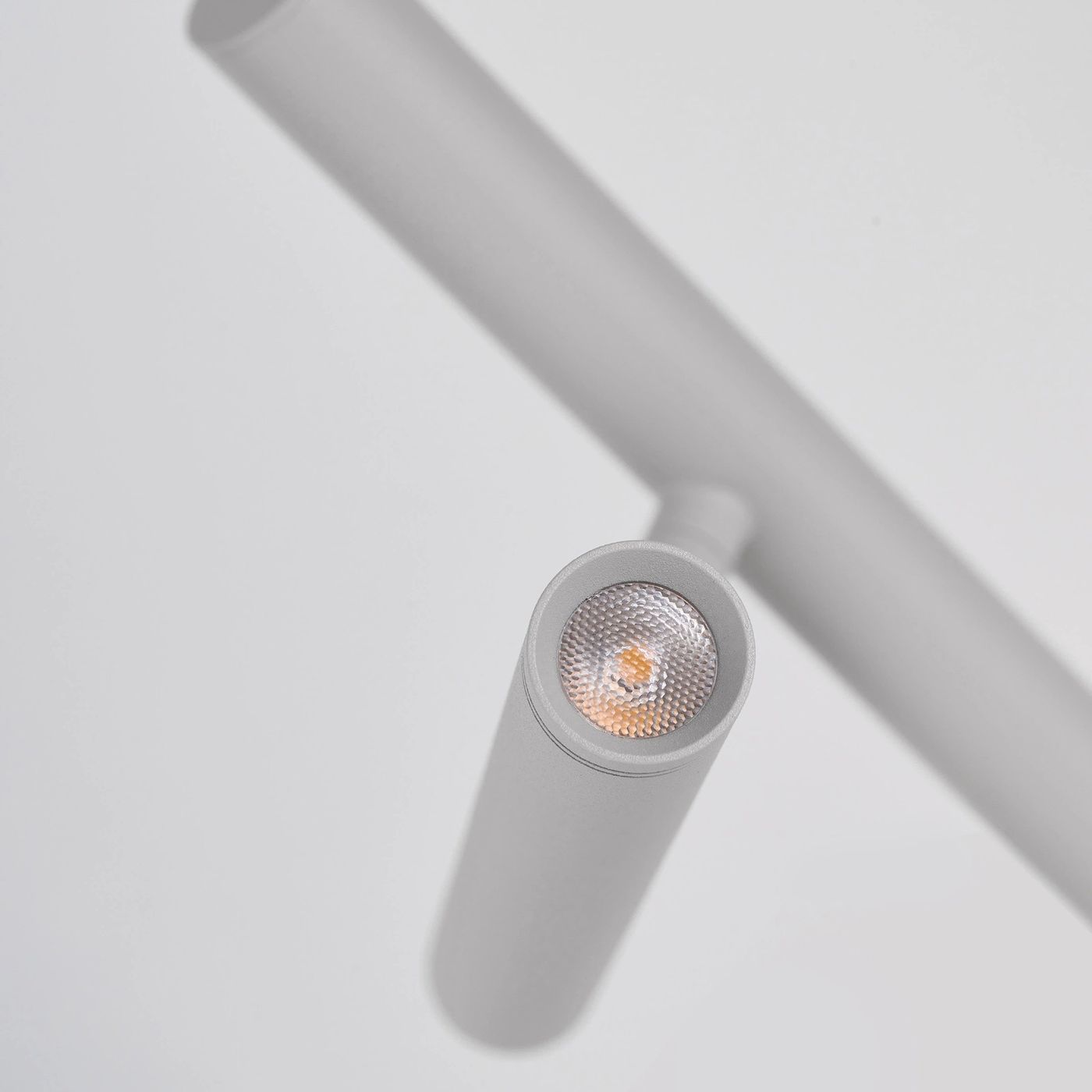 Lampa stołowa LED Trost 4,5W w kolorze białym, z minimalistycznym, matowym wykończeniem. Ujęcie z góry, pokazujące okrągłą głowicę z widocznym źródłem światła. Prosta, elegancka konstrukcja pasująca do nowoczesnych wnętrz.