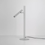 Lampa stołowa LED Trost 4,5W w kolorze białym, z prostą, metalową podstawą i regulowanym źródłem światła w formie cylindrycznego klosza. Ujęcie z boku, na gładkim, jasnym tle. Kabel zasilający widoczny przy podstawie.