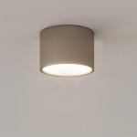 Lampa sufitowa Dixie 1xGX53 w kolorze kaszmiru, okrągła, montowana do sufitu. Emituje ciepłe światło przez przezroczystą szybkę. Prosty, minimalistyczny design, idealna do nowoczesnych wnętrz. Ujęcie z dołu, na jednolitym tle.