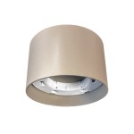 Lampa sufitowa Dixie w kolorze kaszmiru, okrągła z kloszem w odcieniu beżu. Ujęcie z boku, pokazujące gniazdo GX53 wewnątrz. Prosty design, idealna do nowoczesnych wnętrz.