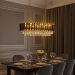 Lampa wisząca Cristal ML2518 w kolorze złotym, z dziesięcioma miejscami na żarówki E14. Elegancki, prostokątny kształt z kryształowymi detalami, zawieszona nad stołem w jadalni, w tle zasłony oraz udekorowany stół.