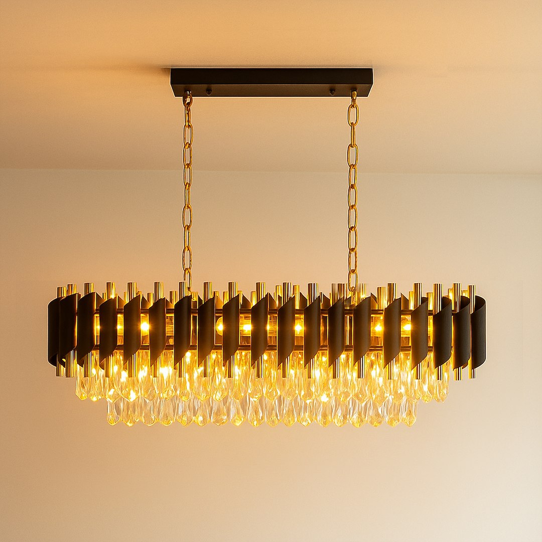 Lampa wisząca Cristal w złotym kolorze, z 10 gniazdami E14. Ozdobiona kryształowymi elementami, ma nowoczesny, falisty kształt. Zawieszona na złotej łańcuchowej konstrukcji, prezentuje się elegancko na jasnym tle.