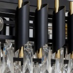 Lampa wisząca Cristal w złotym wykończeniu, z dziewięcioma miejscami na żarówki E14. Widoczne czarne detale w kształcie spirali oraz kryształowe zwisy w formie diamentów, dodające elegancji. Ujęcie z góry z bliska, podkreślające detale.