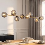 Lampa wisząca Gravity 8-punktowa, czarna z elementami złotymi i grafitowymi. Ośmioelementowa konstrukcja z przezroczystymi kloszami, zawieszona nad stołem jadalnym. Tło jasne, z zasłonami w odcieniu szarości.