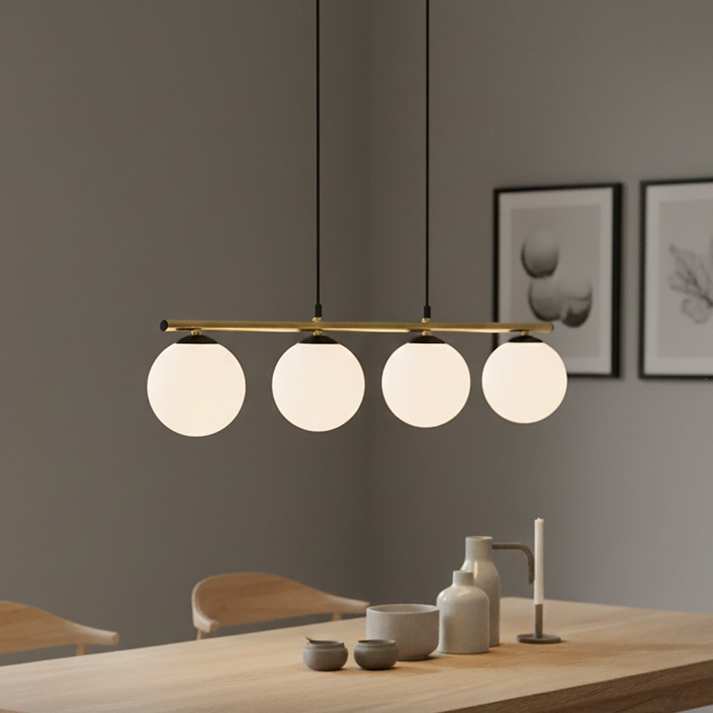 Lampa wisząca Allora 4-punktowa w kolorze czarnym i złotym, z czterema opalowymi kulami. Ujęcie frontalne, zawieszona nad drewnianym stołem, z minimalistycznym tłem w szarościach. Długość kabli regulowana, nowoczesny design.