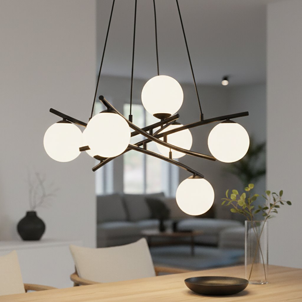 Lampa wisząca Essa 5-punktowa w kolorze czarnym z opalowymi kulami. Posiada pięć okrągłych kloszy zawieszonych na krzyżujących się metalowych prętach. Ujęcie z góry, w tle nowoczesne wnętrze z sofą i roślinnością.