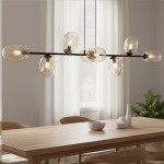 Lampa wisząca Pandora 8-punktowa w kolorze czarnym z miodowymi kloszami, zawieszona nad drewnianym stołem. Widziane osiem szklanych kloszy o owalnym kształcie, zamontowanych na metalowej ramie. Tło z jasnymi zasłonami i rośliną.