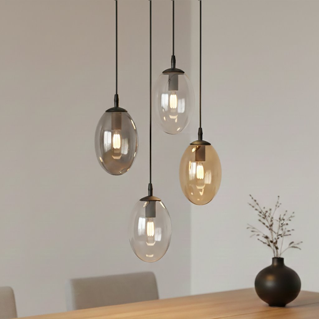 Lampa wisząca Astral 4-punktowa w kolorze czarnym z multikolorowymi kloszami w kształcie owalnym. Ujęcie frontalne, z czterema kloszami zawieszonymi na cienkich linkach, w różnych odcieniach przezroczystego szkła. Tło jasne, minimalistyczne.