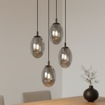Lampa wisząca Astral 4-punktowa w kolorze czarnym i grafitowym z czterema szklanymi kloszami o kształcie owalnym, zawieszona na cienkich linkach. Klosze są przezroczyste, z widocznymi żarówkami, w nowoczesnym stylu, idealna do jadalni.