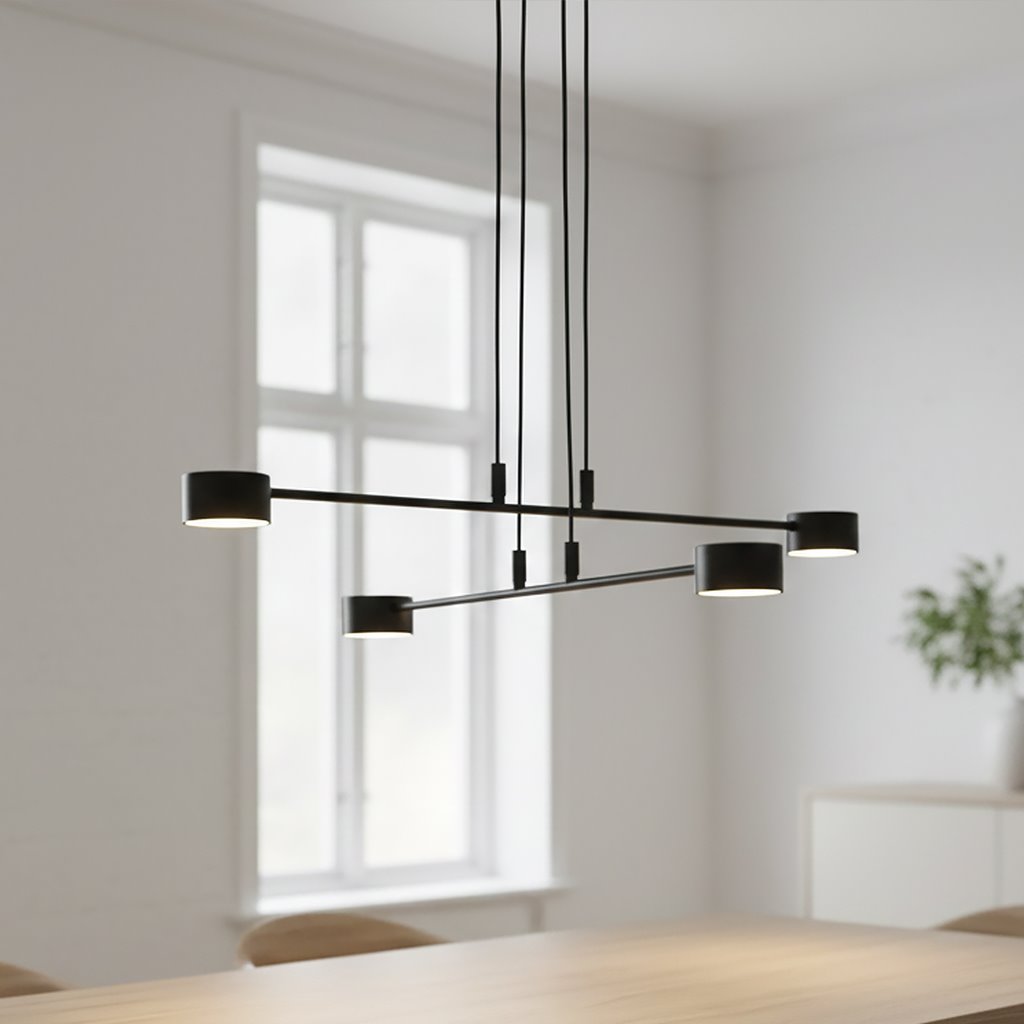 Lampa wisząca Modus 4xGX53 w kolorze czarnym, z minimalistycznym designem. Składa się z czterech okrągłych źródeł światła umieszczonych na prostokątnej ramie, zawieszona na trzech cienkich linkach. Tło jasne, z oknem w tle.