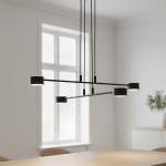 Lampa wisząca Modus 4xGX53 w kolorze czarnym, z minimalistycznym designem. Składa się z czterech okrągłych źródeł światła umieszczonych na prostokątnej ramie, zawieszona na trzech cienkich linkach. Tło jasne, z oknem w tle.