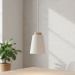 Lampa wisząca Bolero 1-punktowa w kolorze białym z drewnianym detalem u góry. Posiada stożkowaty kształt i zwisa na cienkim przewodzie. Umieszczona w jasnym wnętrzu, w pobliżu rośliny doniczkowej.