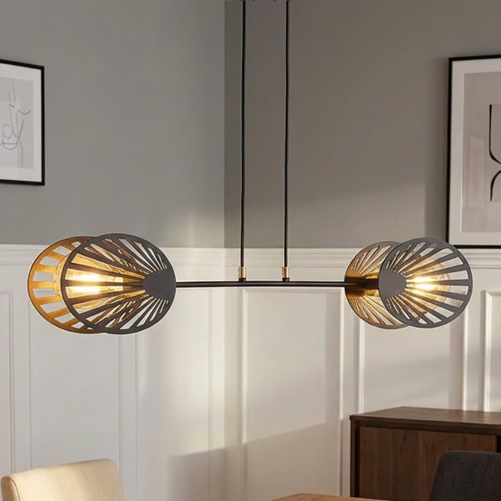 Lampa wisząca Playa 2-punktowa w kolorze czarnym, z metalowymi kloszami w kształcie półkul, z dekoracyjnymi wycięciami. Zawieszona na dwóch cienkich linkach, idealna do nowoczesnych wnętrz. Tło jasne, minimalistyczne.