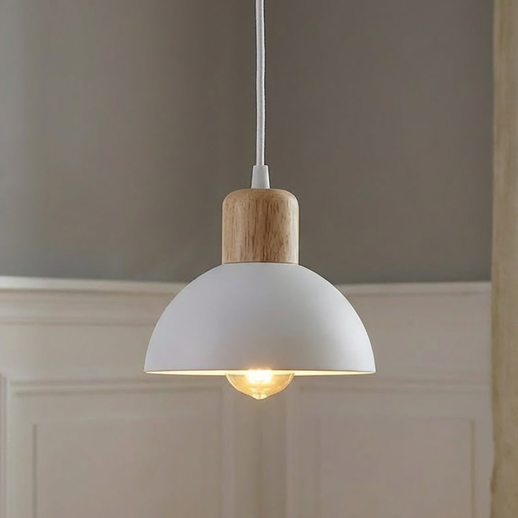 Lampa wisząca Seco 1xE27 w białym kolorze z jasnym drewnem. Okrągła, matowa klosz z widoczną żarówką, zawieszona na białym przewodzie. Element drewniany na górze klosza, w prostej, nowoczesnej formie.