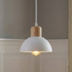 Lampa wisząca Seco 1xE27 w białym kolorze z jasnym drewnem. Okrągła, matowa klosz z widoczną żarówką, zawieszona na białym przewodzie. Element drewniany na górze klosza, w prostej, nowoczesnej formie.