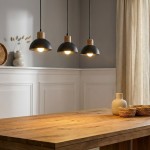 Lampa wisząca Seco 3xE27 w kolorze czarnym z jasnymi drewnianymi elementami, zawieszona nad drewnianym stołem. Zestaw trzech kloszy w kształcie półkul, oświetlających wnętrze. Tło w neutralnych odcieniach z dekoracjami na ścianie.