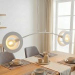 Lampa wisząca Euforia w kolorze białym z dwoma żarówkami E27, z subtelnymi okrągłymi kloszami, zawieszona nad drewnianym stołem w jadalni. Tło jasne, z zasłonami, w aranżacji z talerzami i naczyniami w neutralnych odcieniach.