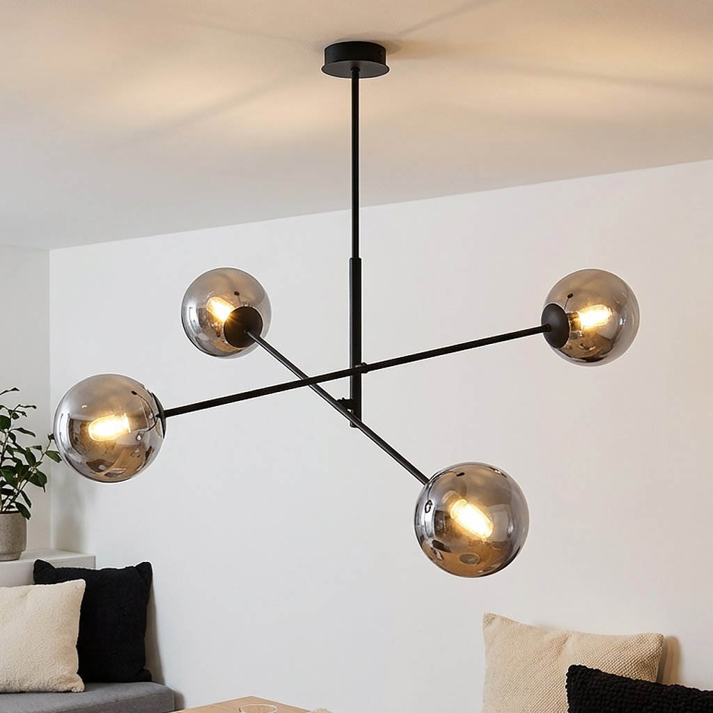 Linear lampa wisząca 4-punktowa w kolorze czarnym i grafitowym. Posiada cztery szklane klosze w kształcie kul, zamocowane na metalowej konstrukcji. Lampa wisząca w nowoczesnym stylu, zawieszona na jednolitym tle.