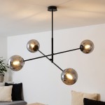 Linear lampa wisząca 4-punktowa w kolorze czarnym i grafitowym. Posiada cztery szklane klosze w kształcie kul, zamocowane na metalowej konstrukcji. Lampa wisząca w nowoczesnym stylu, zawieszona na jednolitym tle.