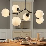 Lampa sufitowa Space 6-punktowa w kolorze czarnym i białym, z sześcioma okrągłymi kloszami z mlecznego szkła, zawieszona na czarnych metalowych ramionach. Produkt umieszczony nad drewnianym stołem w nowoczesnym wnętrzu.