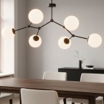 Lampa sufitowa Space 6-punktowa w kolorze czarnym i białym, z sześcioma okrągłymi kloszami z matowego szkła. Zawieszona w poziomie, z ramionami w geometrycznym układzie. Tło jasnoszare, w aranżacji z drewnianym stołem i białymi krzesłami.