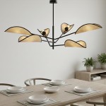 Lampa sufitowa Vene 6-punktowa w kolorze czarnym z elementami rattanowymi, złożona z sześciu kloszy w kształcie fal, wisząca nad drewnianym stołem, z talerzami i podkładkami. Tło jasne, minimalistyczne, z roślinnością obok.