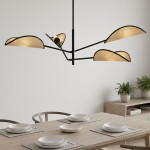 Czarna lampa sufitowa Vene z czterema kloszami w kształcie liści z rattanu, zawieszona nad drewnianym stołem. Klosze emitują ciepłe światło, a całość znajduje się w jasnym wnętrzu z rośliną w tle.