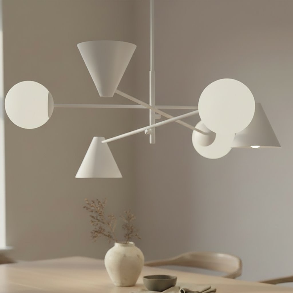Lampa wisząca Hermes w białym kolorze z trzema kloszami w kształcie stożków i okręgów, zawieszona na cienkich metalowych ramionach. Klosze są matowe, a całość ma nowoczesny design. Produkt wisi nad stołem w jasnym wnętrzu.