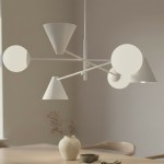 Lampa wisząca Hermes w białym kolorze z trzema kloszami w kształcie stożków i okręgów, zawieszona na cienkich metalowych ramionach. Klosze są matowe, a całość ma nowoczesny design. Produkt wisi nad stołem w jasnym wnętrzu.
