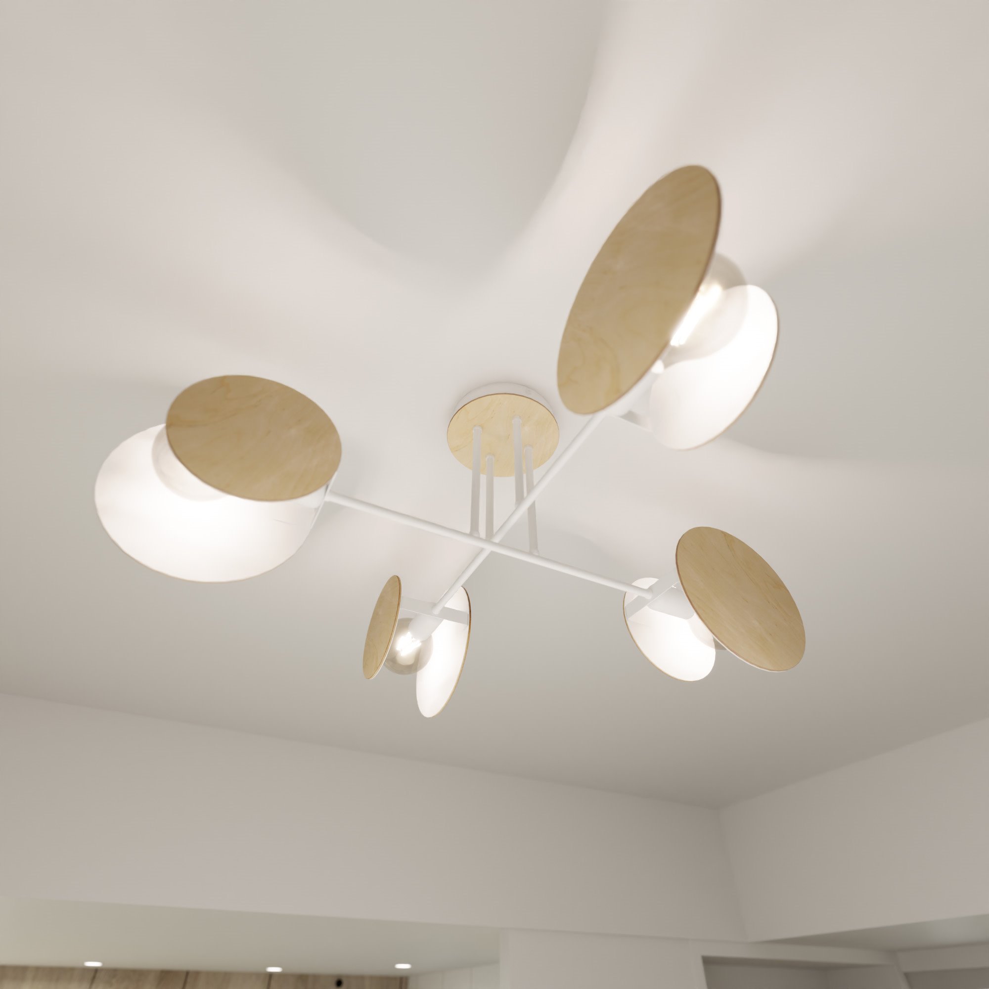 Lampa sufitowa Zita 4-punktowa w kolorze białym z elementami drewnianymi. Posiada cztery klosze w formie okrągłych, lekko wypukłych płyt, zamontowanych na białej konstrukcji. Ujęcie z dołu, ukazujące detale i kształt lampy w jasnym otoczeniu.