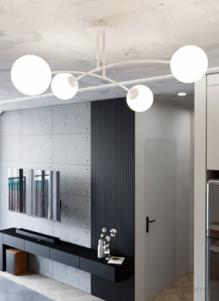 Biała lampa sufitowa 4-punktowa Pregos z okrągłymi kloszami, zamontowana na suficie. Klosze rozmieszczone na cienkich ramionach, tworzą nowoczesny design. Tło z szarymi ścianami i telewizorem w aranżacji wnętrza.
