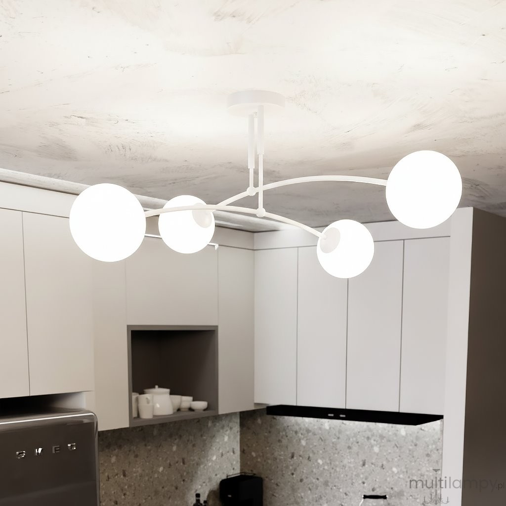 Lampa sufitowa Pregos 4-punktowa w białym kolorze, z czterema okrągłymi kloszami, umieszczona centralnie na suficie. Klosze są białe i emitują miękkie światło. W tle widoczne nowoczesne meble kuchenne w odcieniach szarości.