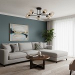 Lampa sufitowa Brendi B, 6-punktowa, w kolorze miodowym, z przezroczystymi kloszami. Zawieszona na czarnym stelażu, w nowoczesnym wnętrzu z szaro-beżową sofą, drewnianym stolikiem i zieloną rośliną, na tle niebieskiej ściany.