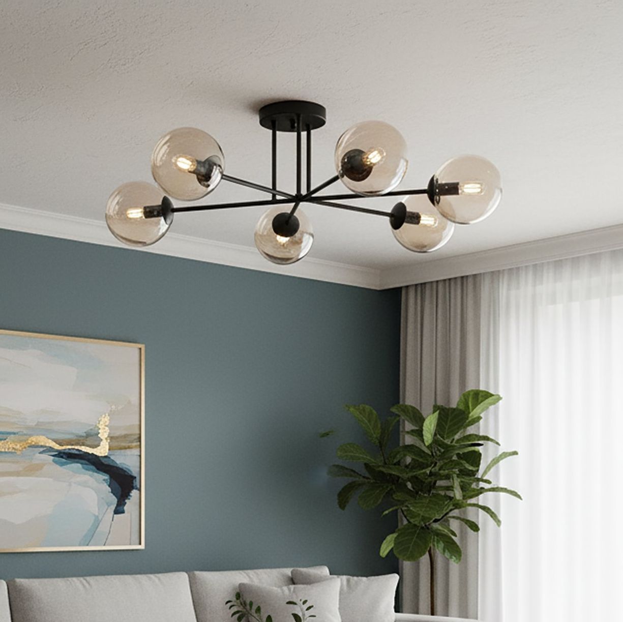 Lampa sufitowa Brendi B 6-punktowa w kolorze miodowym, z czarnym metalowym stelażem i sześcioma przezroczystymi kulistymi kloszami. Zawieszona na suficie, idealna do nowoczesnych wnętrz. Tło w odcieniach niebieskiego z roślinnością.