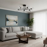 Lampa sufitowa Brendi B 6-punktowa, transparentna, z sześcioma szklanymi kloszami w kształcie kul, zamontowana na czarnym stelażu. Widoczna w nowoczesnym wnętrzu z szaro-beżową sofą i zieloną rośliną w tle.