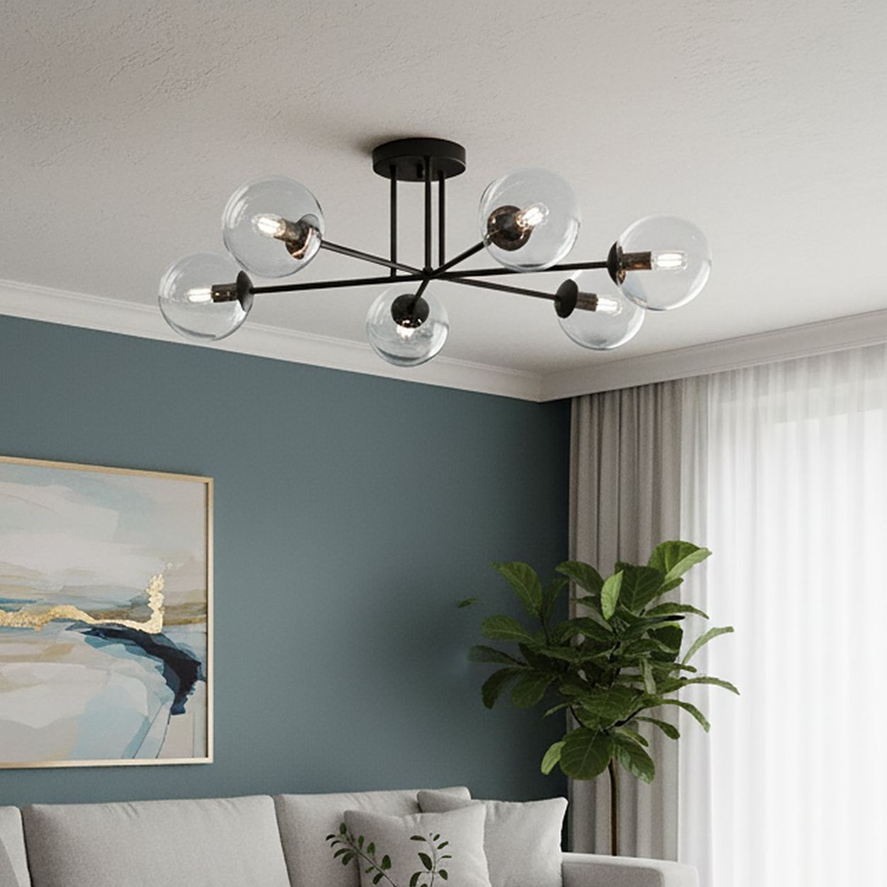 Lampa sufitowa Brendi B, 6-punktowa, z transparentnymi kloszami w kształcie kul, umieszczona na czarnym stelażu. Ujęcie z dołu, na jasnym tle, w nowoczesnym wnętrzu z rośliną i obrazem na ścianie.