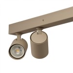 Lampa sufitowa Exo Line w kolorze beżowym z trzema reflektorami GU10. Ujęcie z boku, z widocznymi okrągłymi oprawami w minimalistycznym stylu na prostokątnej podstawie.