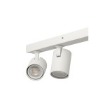 Biała lampa sufitowa Exo Line z czterema spotami na żarówki GU10. Ułożona poziomo, z dwiema lampami widocznymi w zbliżeniu, na prostokątnej podstawie. Prosta forma i matowe wykończenie.