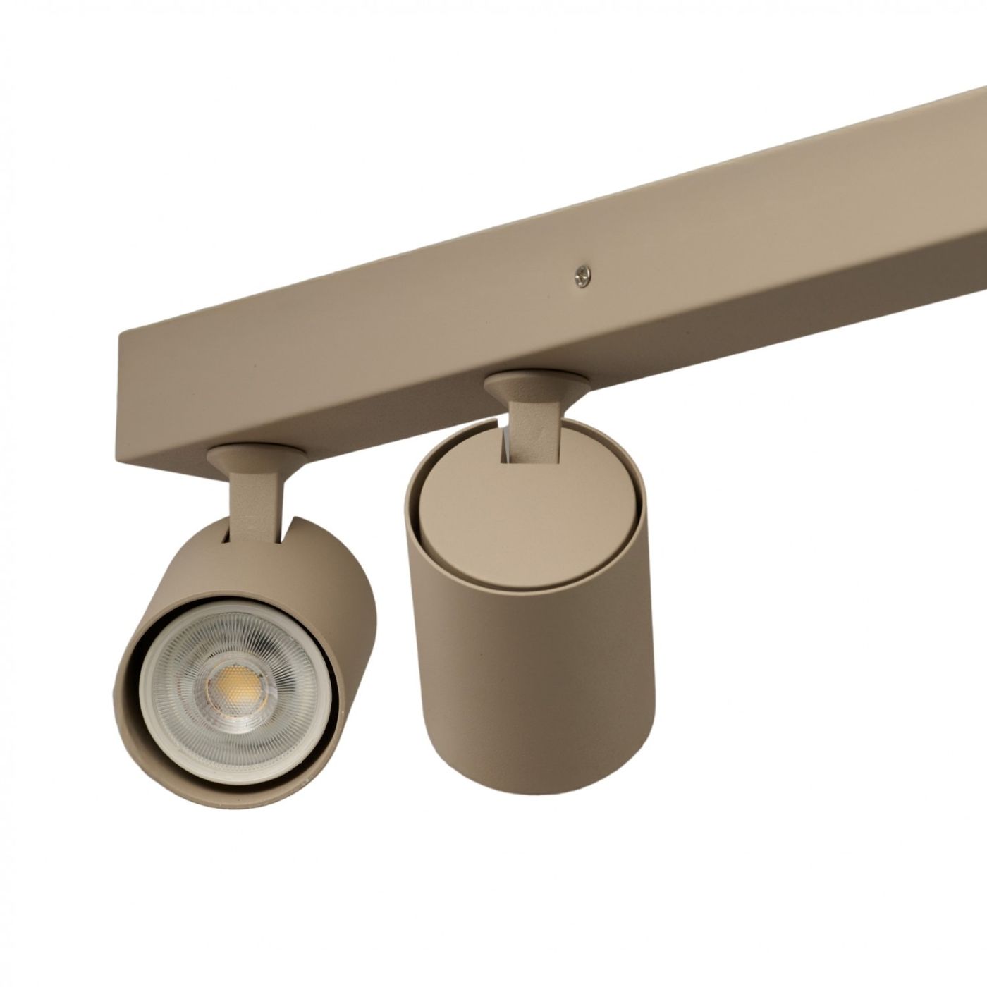 Beżowa lampa sufitowa Exo Line z sześcioma spotami GU10. Konstrukcja z prostokątnym mocowaniem oraz okrągłymi kloszami, zamontowana pod kątem. Gładka, matowa powierzchnia, minimalistyczny design.